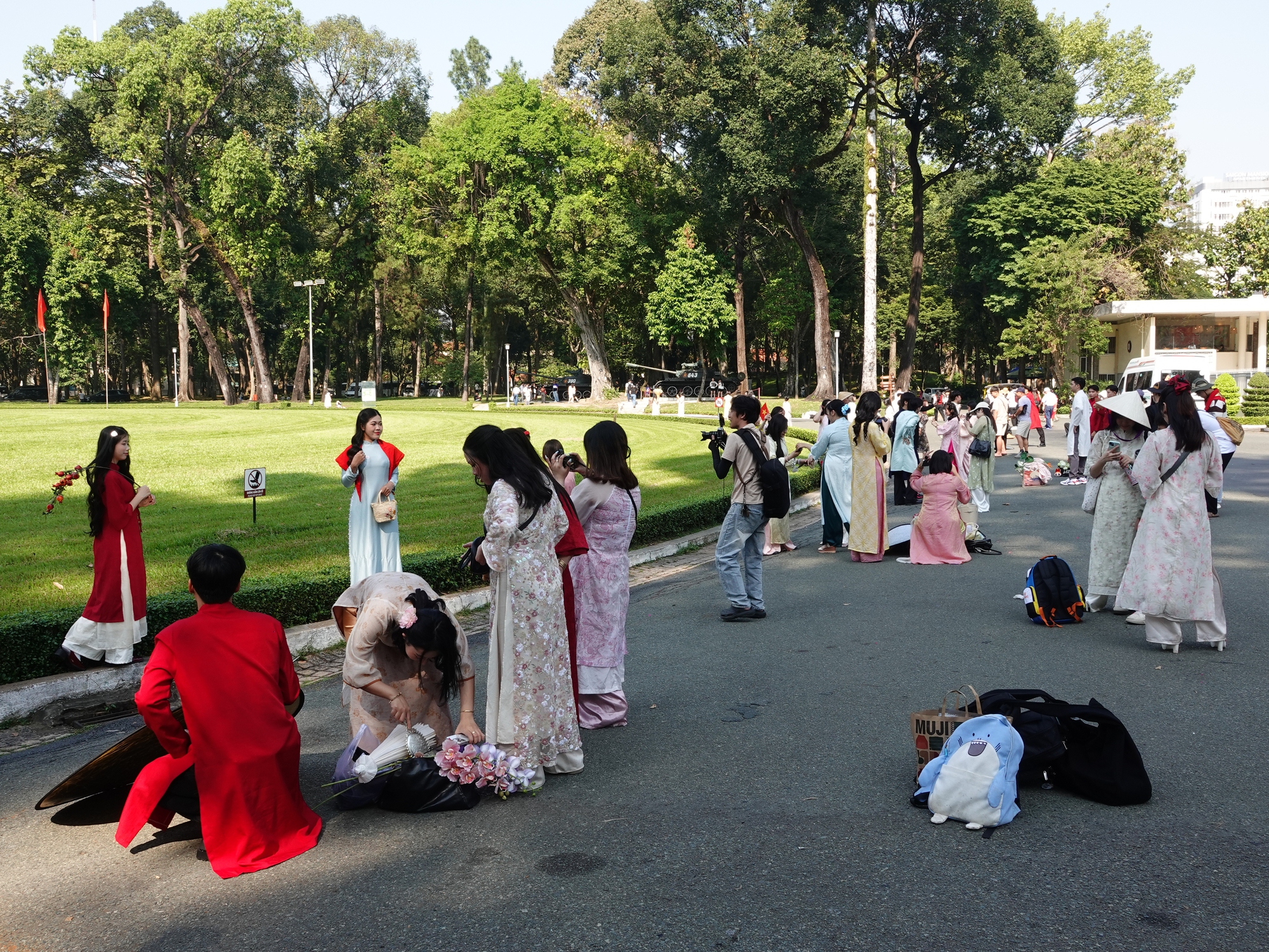 Đ&oacute;n đầu năm mới tại TP.HCM: N&agrave;ng thơ x&uacute;ng x&iacute;nh &aacute;o d&agrave;i k&iacute;n lối Dinh Độc Lập, c&agrave; ph&ecirc; đắt kh&aacute;ch hết sạch chỗ ngồi- Ảnh 1.