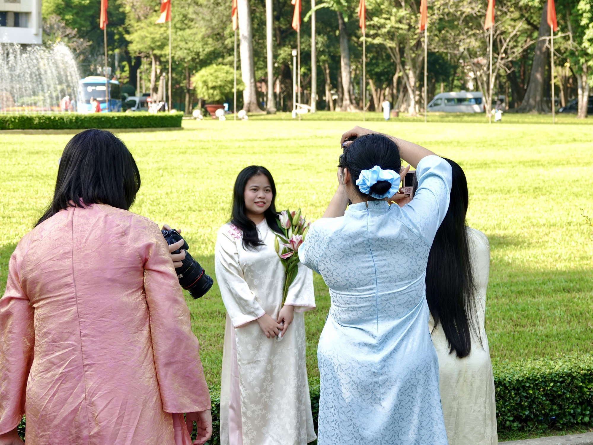 Đ&oacute;n đầu năm mới tại TP.HCM: N&agrave;ng thơ x&uacute;ng x&iacute;nh &aacute;o d&agrave;i k&iacute;n lối Dinh Độc Lập, c&agrave; ph&ecirc; đắt kh&aacute;ch hết sạch chỗ ngồi- Ảnh 8.