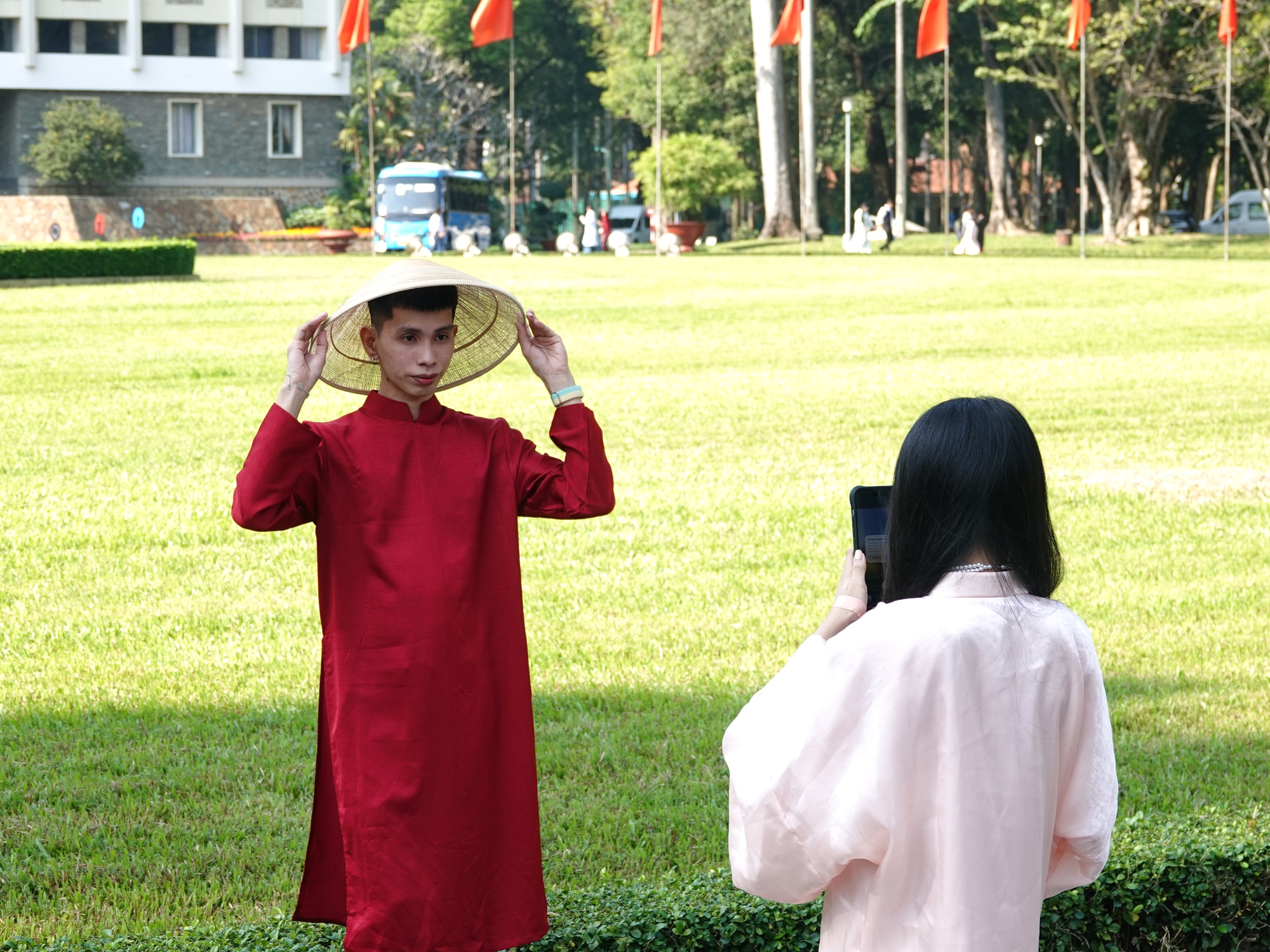 Đ&oacute;n đầu năm mới tại TP.HCM: N&agrave;ng thơ x&uacute;ng x&iacute;nh &aacute;o d&agrave;i k&iacute;n lối Dinh Độc Lập, c&agrave; ph&ecirc; đắt kh&aacute;ch hết sạch chỗ ngồi- Ảnh 4.