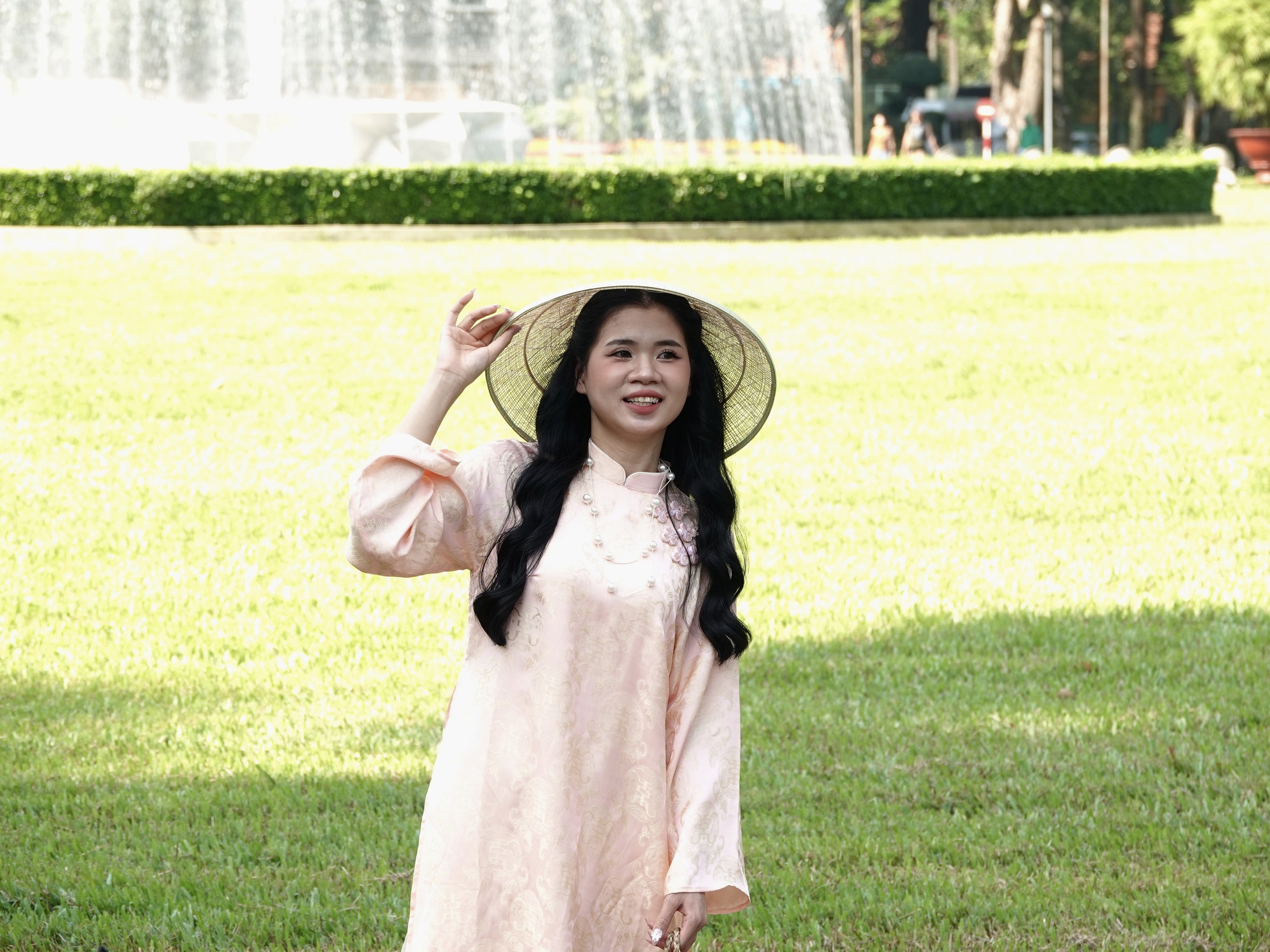 Đ&oacute;n đầu năm mới tại TP.HCM: N&agrave;ng thơ x&uacute;ng x&iacute;nh &aacute;o d&agrave;i k&iacute;n lối Dinh Độc Lập, c&agrave; ph&ecirc; đắt kh&aacute;ch hết sạch chỗ ngồi- Ảnh 7.