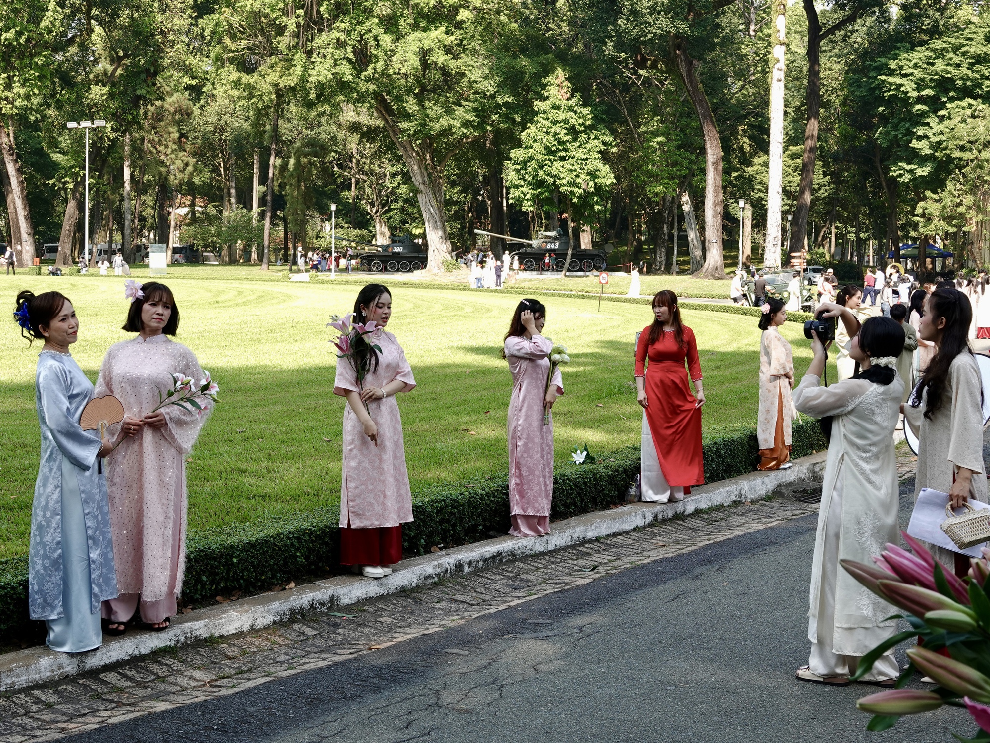 Đ&oacute;n đầu năm mới tại TP.HCM: N&agrave;ng thơ x&uacute;ng x&iacute;nh &aacute;o d&agrave;i k&iacute;n lối Dinh Độc Lập, c&agrave; ph&ecirc; đắt kh&aacute;ch hết sạch chỗ ngồi- Ảnh 2.