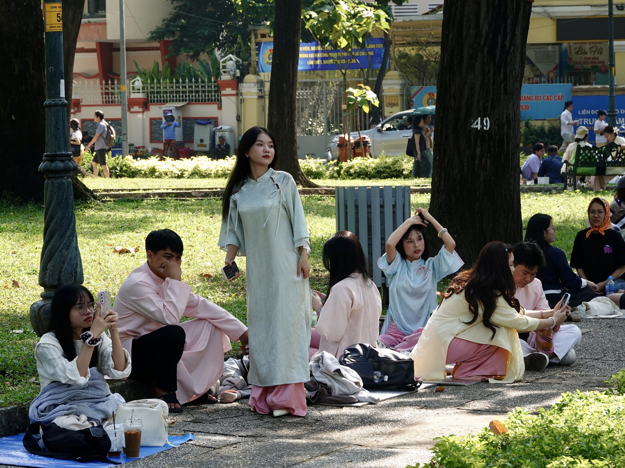 Đ&oacute;n đầu năm mới tại TP.HCM: N&agrave;ng thơ x&uacute;ng x&iacute;nh &aacute;o d&agrave;i k&iacute;n lối Dinh Độc Lập, c&agrave; ph&ecirc; đắt kh&aacute;ch hết sạch chỗ ngồi- Ảnh 23.