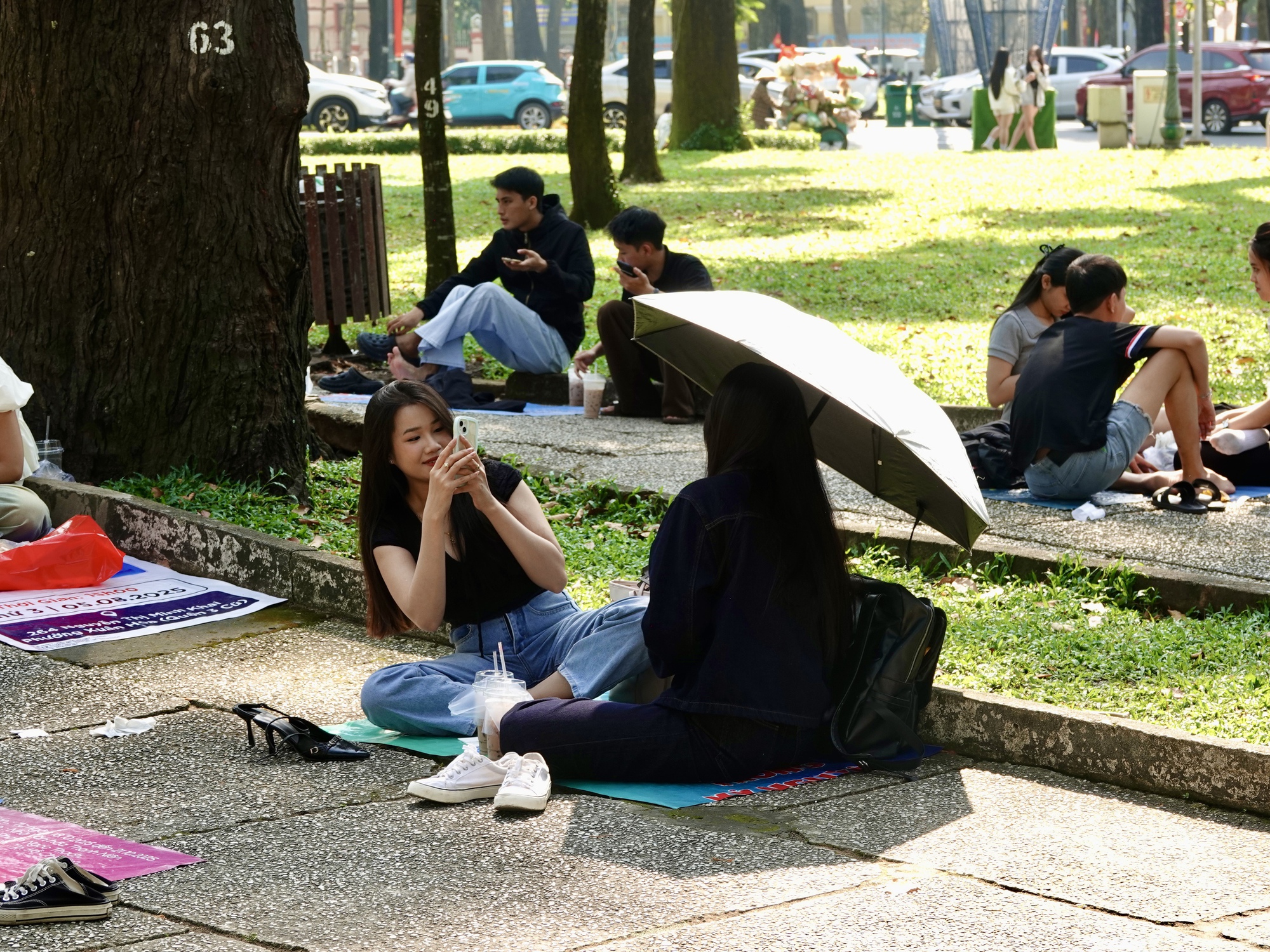 Đ&oacute;n đầu năm mới tại TP.HCM: N&agrave;ng thơ x&uacute;ng x&iacute;nh &aacute;o d&agrave;i k&iacute;n lối Dinh Độc Lập, c&agrave; ph&ecirc; đắt kh&aacute;ch hết sạch chỗ ngồi- Ảnh 21.