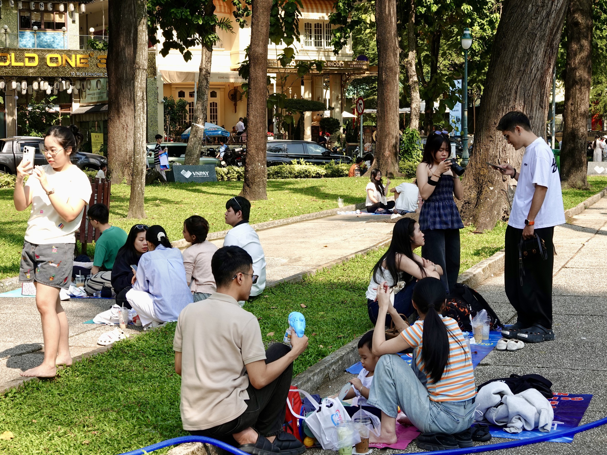 Đ&oacute;n đầu năm mới tại TP.HCM: N&agrave;ng thơ x&uacute;ng x&iacute;nh &aacute;o d&agrave;i k&iacute;n lối Dinh Độc Lập, c&agrave; ph&ecirc; đắt kh&aacute;ch hết sạch chỗ ngồi- Ảnh 20.