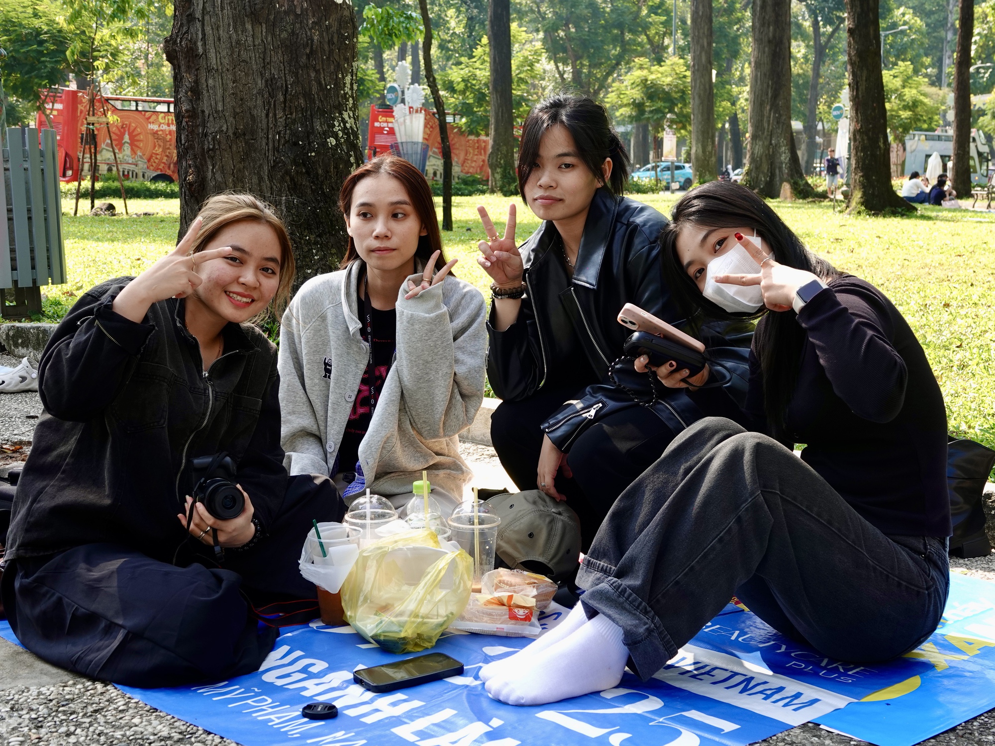 Đ&oacute;n đầu năm mới tại TP.HCM: N&agrave;ng thơ x&uacute;ng x&iacute;nh &aacute;o d&agrave;i k&iacute;n lối Dinh Độc Lập, c&agrave; ph&ecirc; đắt kh&aacute;ch hết sạch chỗ ngồi- Ảnh 26.