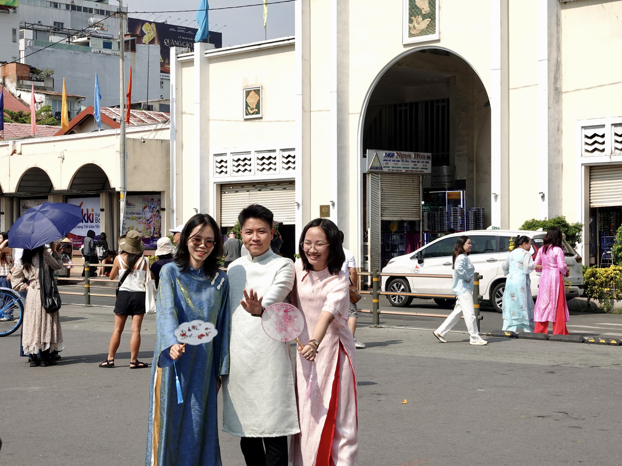 Đ&oacute;n đầu năm mới tại TP.HCM: N&agrave;ng thơ x&uacute;ng x&iacute;nh &aacute;o d&agrave;i k&iacute;n lối Dinh Độc Lập, c&agrave; ph&ecirc; đắt kh&aacute;ch hết sạch chỗ ngồi- Ảnh 12.