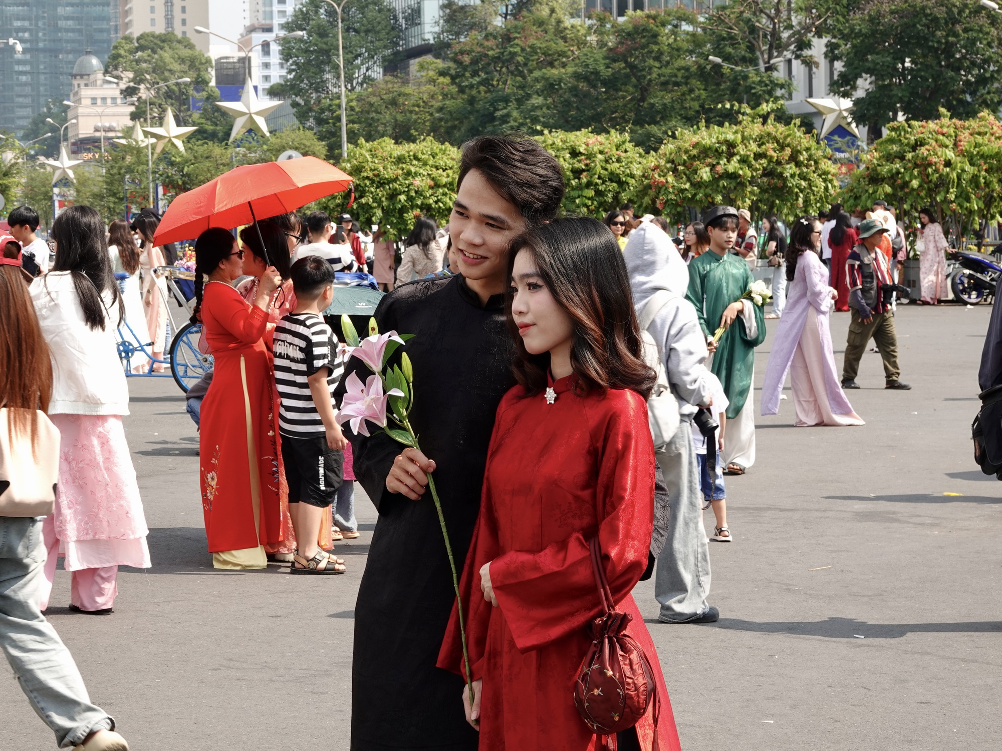 Đ&oacute;n đầu năm mới tại TP.HCM: N&agrave;ng thơ x&uacute;ng x&iacute;nh &aacute;o d&agrave;i k&iacute;n lối Dinh Độc Lập, c&agrave; ph&ecirc; đắt kh&aacute;ch hết sạch chỗ ngồi- Ảnh 9.