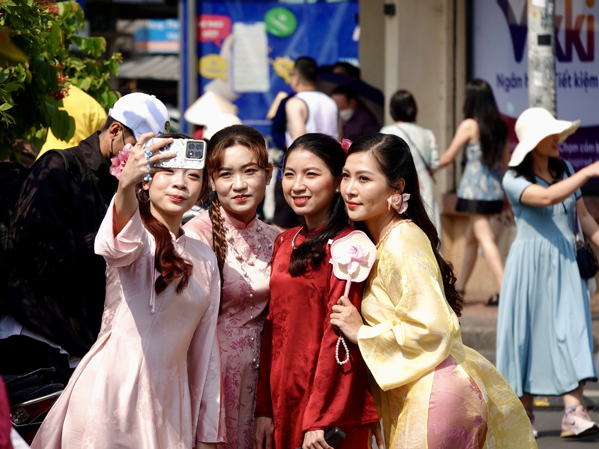 Đ&oacute;n đầu năm mới tại TP.HCM: N&agrave;ng thơ x&uacute;ng x&iacute;nh &aacute;o d&agrave;i k&iacute;n lối Dinh Độc Lập, c&agrave; ph&ecirc; đắt kh&aacute;ch hết sạch chỗ ngồi- Ảnh 15.