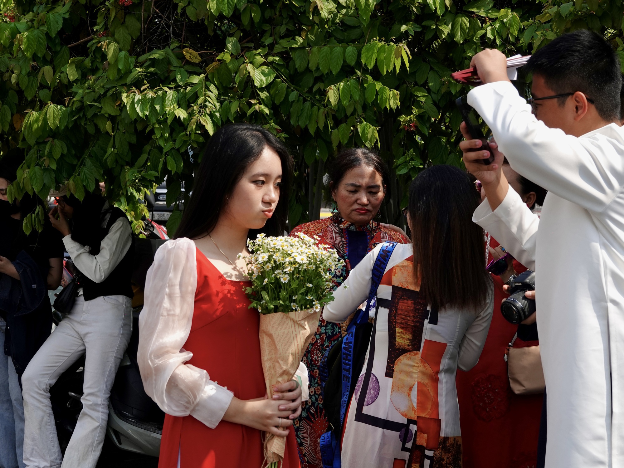 Đ&oacute;n đầu năm mới tại TP.HCM: N&agrave;ng thơ x&uacute;ng x&iacute;nh &aacute;o d&agrave;i k&iacute;n lối Dinh Độc Lập, c&agrave; ph&ecirc; đắt kh&aacute;ch hết sạch chỗ ngồi- Ảnh 17.