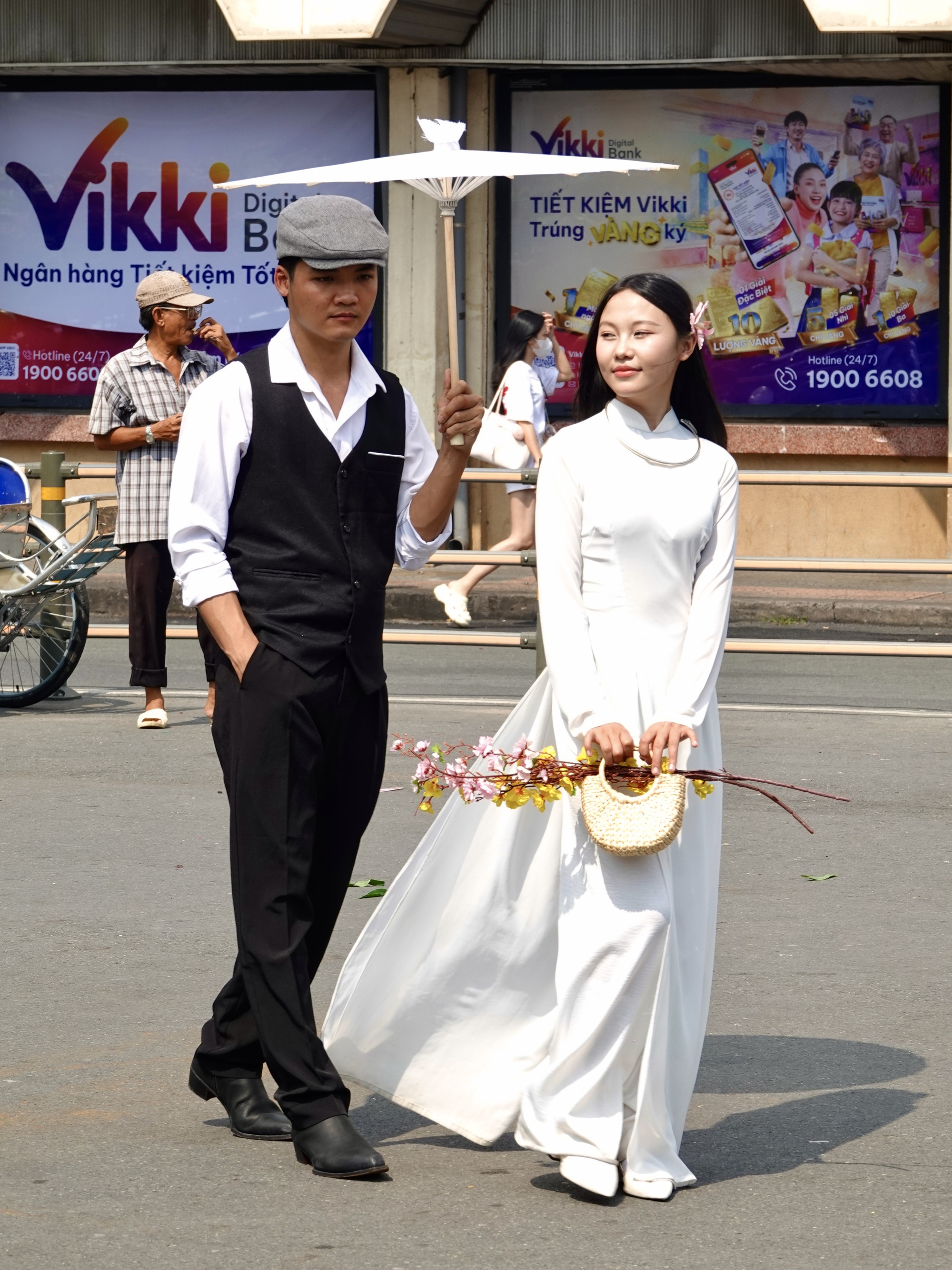 Đ&oacute;n đầu năm mới tại TP.HCM: N&agrave;ng thơ x&uacute;ng x&iacute;nh &aacute;o d&agrave;i k&iacute;n lối Dinh Độc Lập, c&agrave; ph&ecirc; đắt kh&aacute;ch hết sạch chỗ ngồi- Ảnh 19.