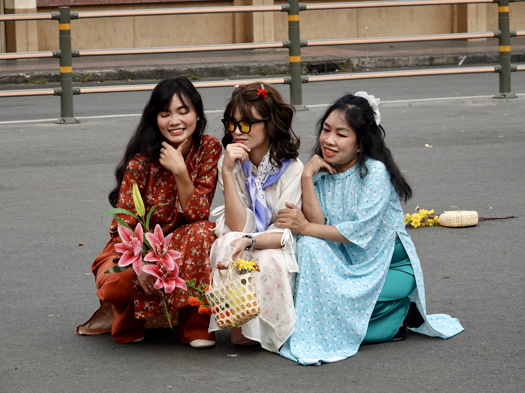 Đ&oacute;n đầu năm mới tại TP.HCM: N&agrave;ng thơ x&uacute;ng x&iacute;nh &aacute;o d&agrave;i k&iacute;n lối Dinh Độc Lập, c&agrave; ph&ecirc; đắt kh&aacute;ch hết sạch chỗ ngồi- Ảnh 13.