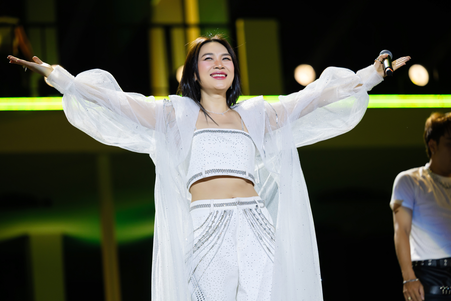 HOZO City Tết Fest 2025: 3 đ&ecirc;m nhạc b&ugrave;ng nổ c&ugrave;ng Mỹ T&acirc;m, SOOBIN v&agrave; d&agrave;n sao đỉnh cao, Đức Ph&uacute;c &ldquo;se duy&ecirc;n&rdquo; m&agrave;n cầu h&ocirc;n 102 triệu đồng- Ảnh 16.