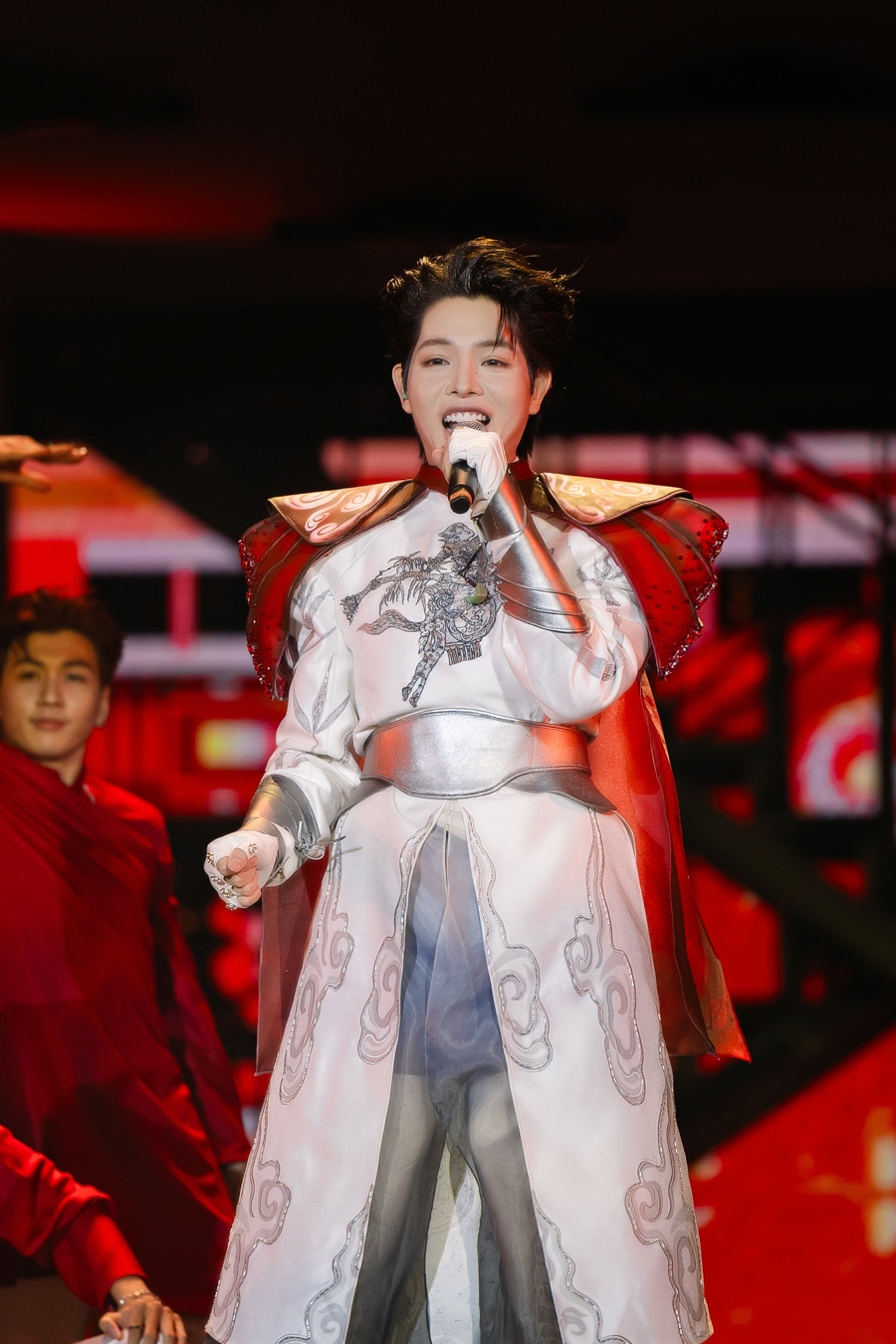 Hot nhất đ&ecirc;m 31/12: Cặp đ&ocirc;i chơi lớn cầu h&ocirc;n trước cả ng&agrave;n người, được "&ocirc;ng ho&agrave;ng Valentine" chi cả trăm triệu tặng nhẫn cầu h&ocirc;n- Ảnh 1.