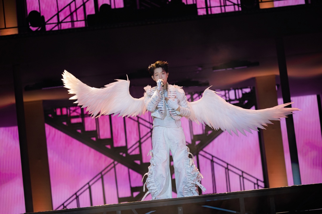 Hot nhất đ&ecirc;m 31/12: Cặp đ&ocirc;i chơi lớn cầu h&ocirc;n trước cả ng&agrave;n người, được "&ocirc;ng ho&agrave;ng Valentine" chi cả trăm triệu tặng nhẫn cầu h&ocirc;n- Ảnh 4.