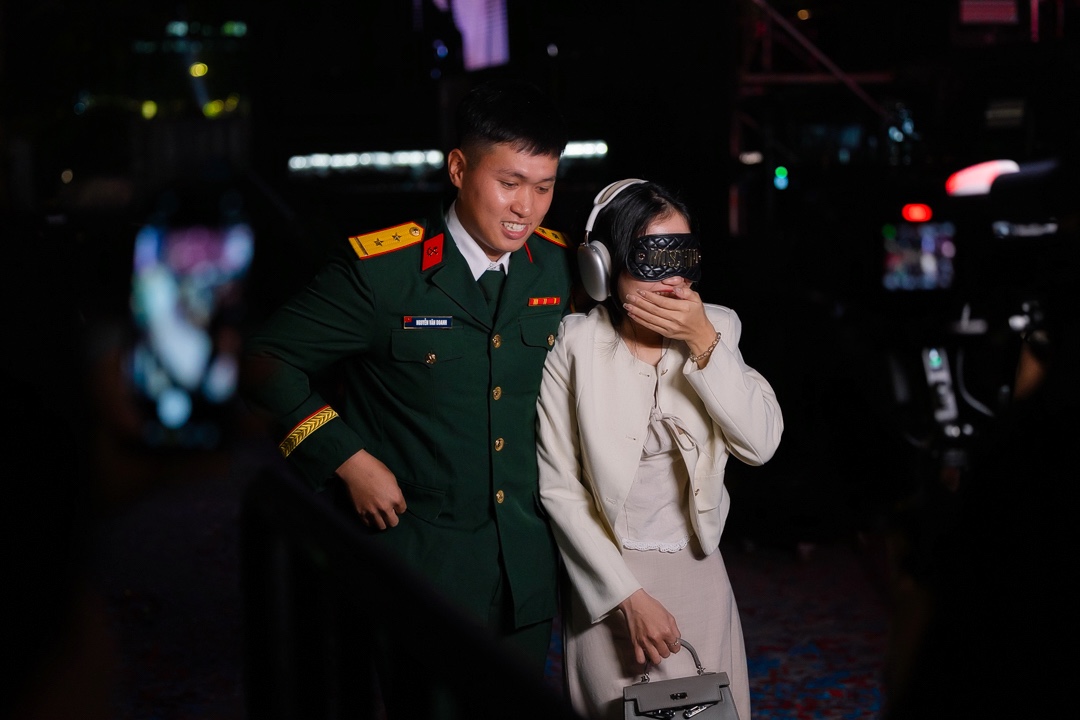 Hot nhất đ&ecirc;m 31/12: Cặp đ&ocirc;i chơi lớn cầu h&ocirc;n trước cả ng&agrave;n người, được "&ocirc;ng ho&agrave;ng Valentine" chi cả trăm triệu tặng nhẫn cầu h&ocirc;n- Ảnh 3.