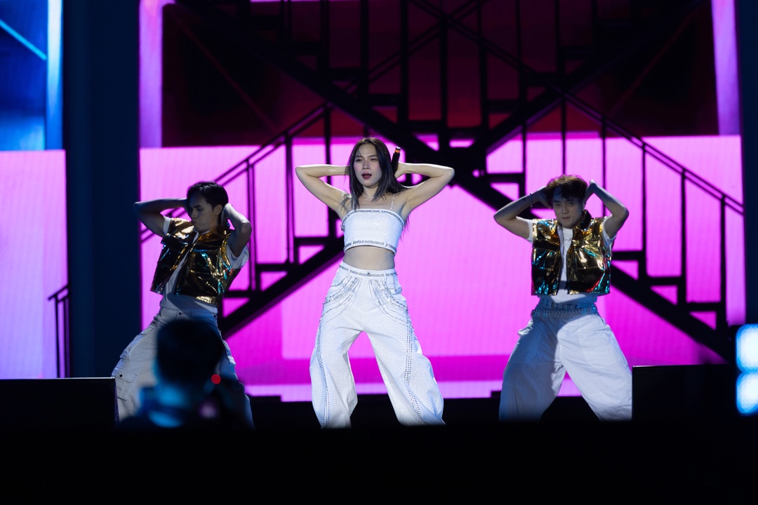 Đức Ph&uacute;c diễn xong kh&ocirc;ng chịu về vẫn nhất quyết đứng đợi Mỹ T&acirc;m để l&agrave;m một việc- Ảnh 4.