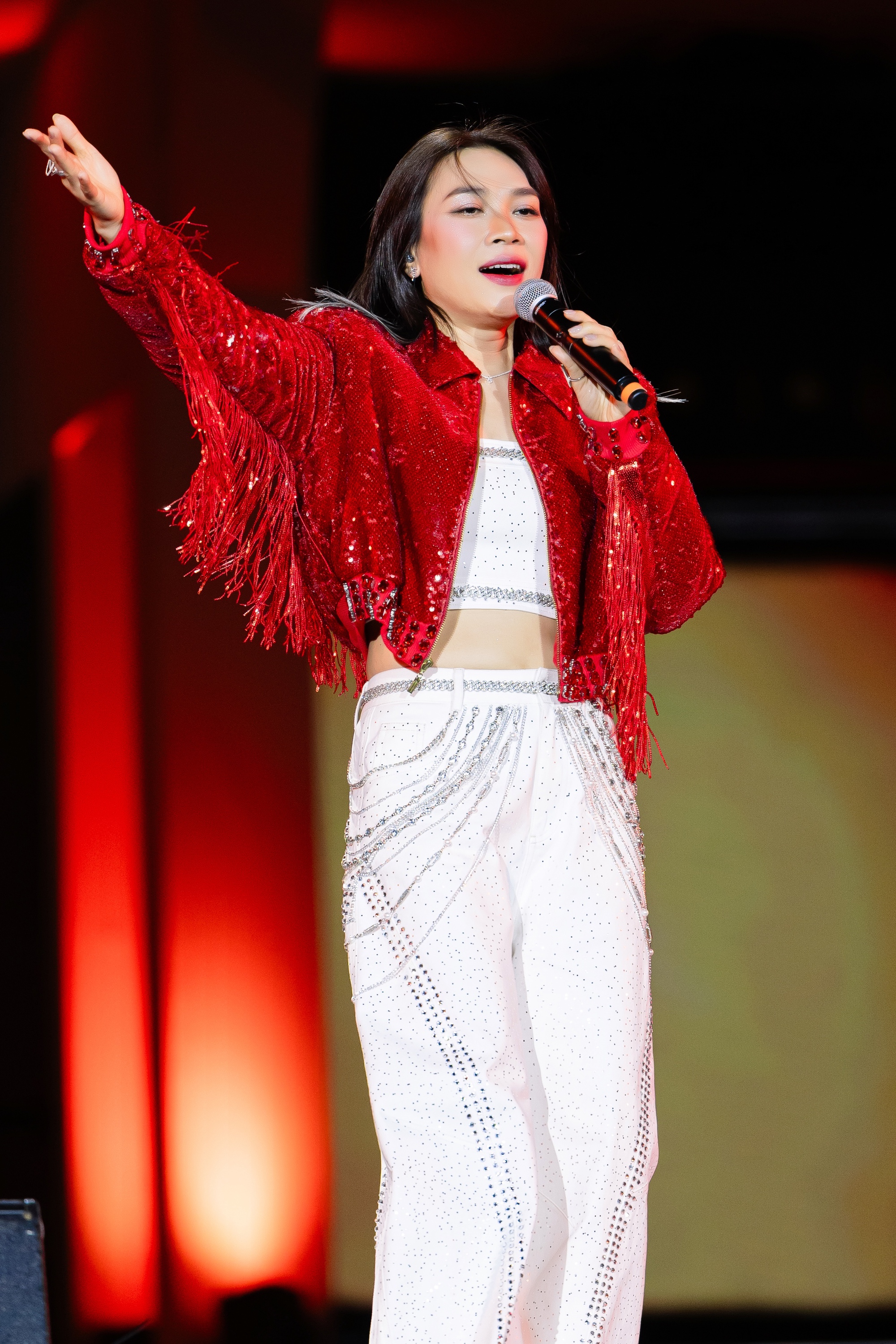 Đức Ph&uacute;c diễn xong kh&ocirc;ng chịu về vẫn nhất quyết đứng đợi Mỹ T&acirc;m để l&agrave;m một việc- Ảnh 1.