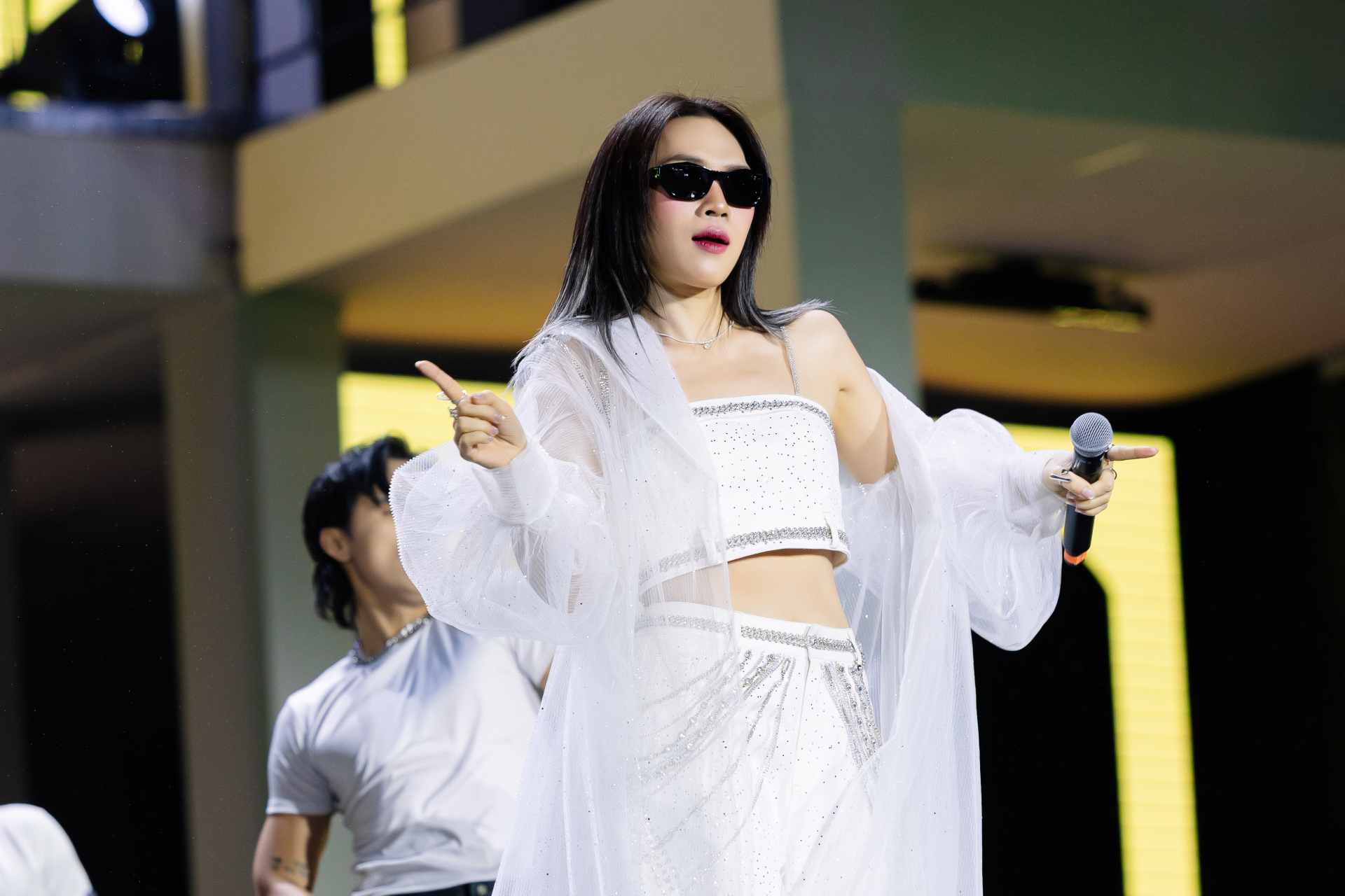 HOZO City Tết Fest 2025: 3 đ&ecirc;m nhạc b&ugrave;ng nổ c&ugrave;ng Mỹ T&acirc;m, SOOBIN v&agrave; d&agrave;n sao đỉnh cao, Đức Ph&uacute;c &ldquo;se duy&ecirc;n&rdquo; m&agrave;n cầu h&ocirc;n 102 triệu đồng- Ảnh 18.