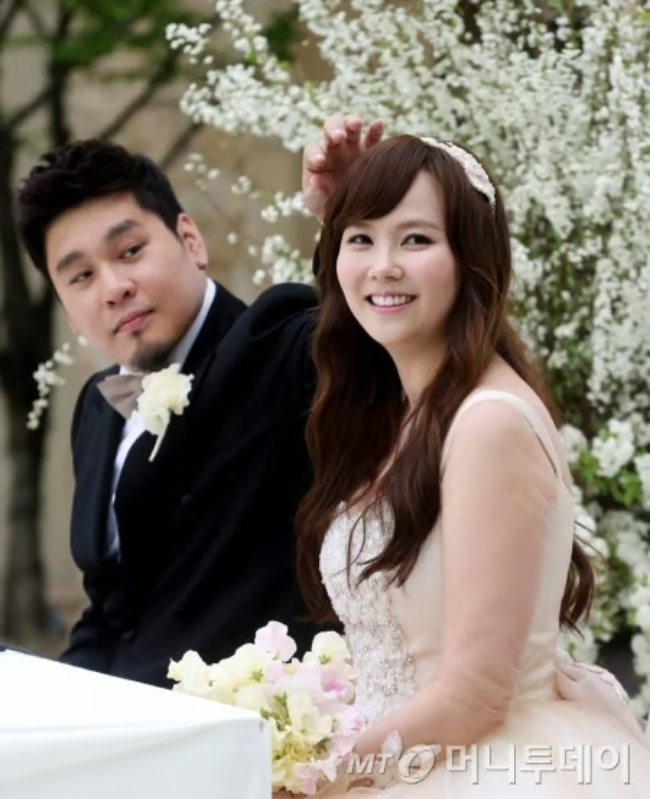 Nữ diễn vi&ecirc;n phim quốc d&acirc;n bị tố hi&ecirc;n ngang ngoại t&igrave;nh với ca sĩ c&oacute; vợ con, dung dăng dung dẻ c&ugrave;ng nh&acirc;n t&igrave;nh tr&ecirc;n phố- Ảnh 5.