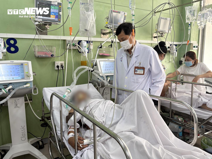 Nhiều người tiệc t&ugrave;ng li&ecirc;n mi&ecirc;n dịp cuối năm, b&aacute;c sĩ cảnh b&aacute;o ngộ độc rượu- Ảnh 1.