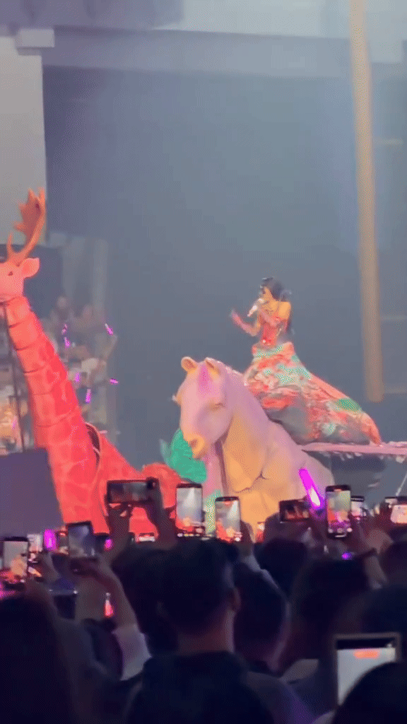 Mỹ nh&acirc;n vung 760 tỷ cưỡi trăn 30m, 20 sinh vật chạy khắp SVĐ khiến 120.000 người &ldquo;bị hạ gục&rdquo;- Ảnh 4.