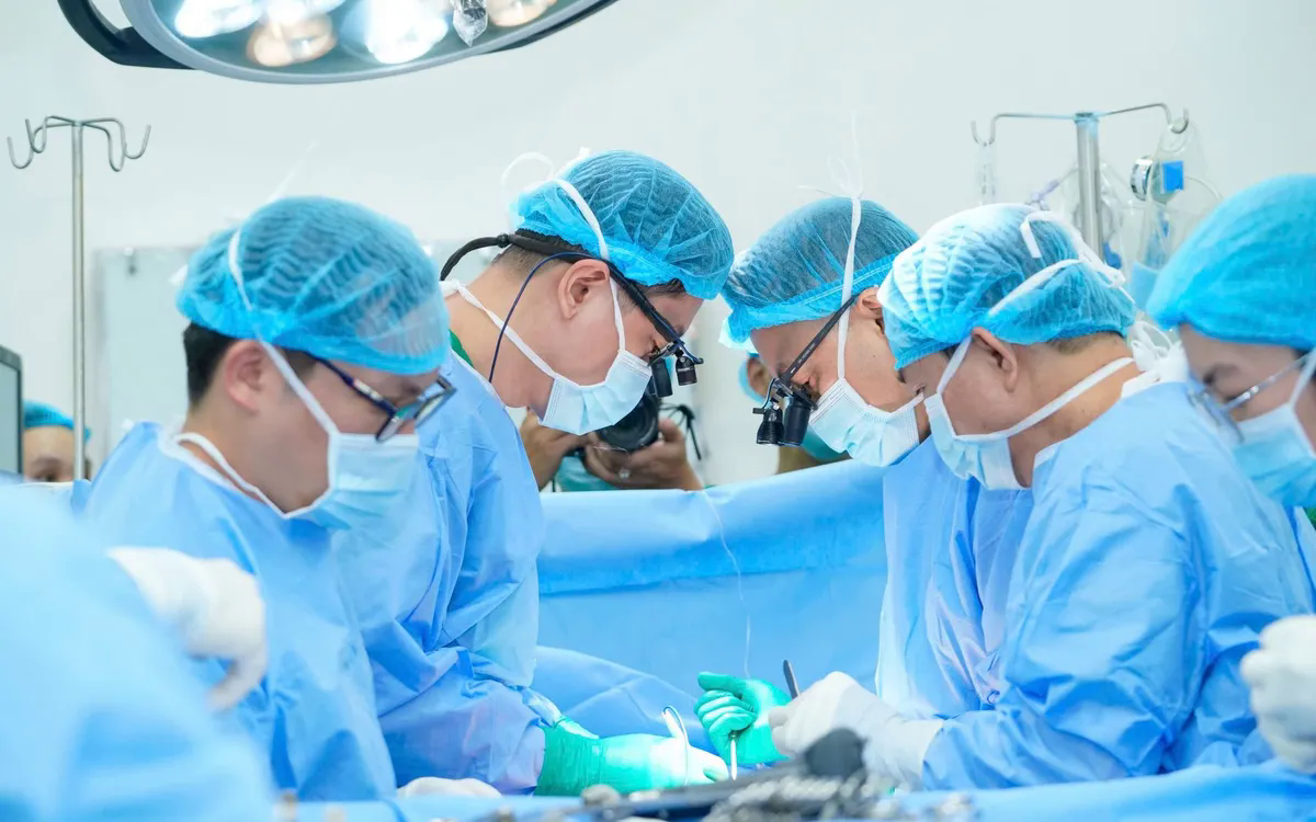 Trước thềm năm mới 2026: Gh&eacute;p tim xuy&ecirc;n đ&ecirc;m cứu bệnh nhi suy tim giai đoạn cuối- Ảnh 1.