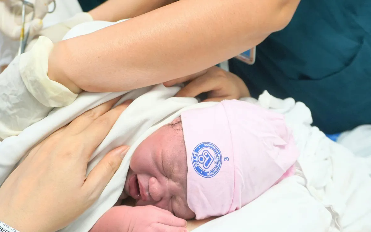 Ch&agrave;o đ&oacute;n c&ocirc;ng d&acirc;n nh&iacute; đầu ti&ecirc;n của năm 2026 tại Bệnh viện Phụ Sản Trung ương- Ảnh 1.