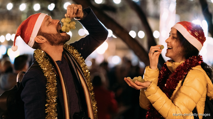 Ăn 12 quả nho v&agrave; những phong tục năm mới độc lạ- Ảnh 1.