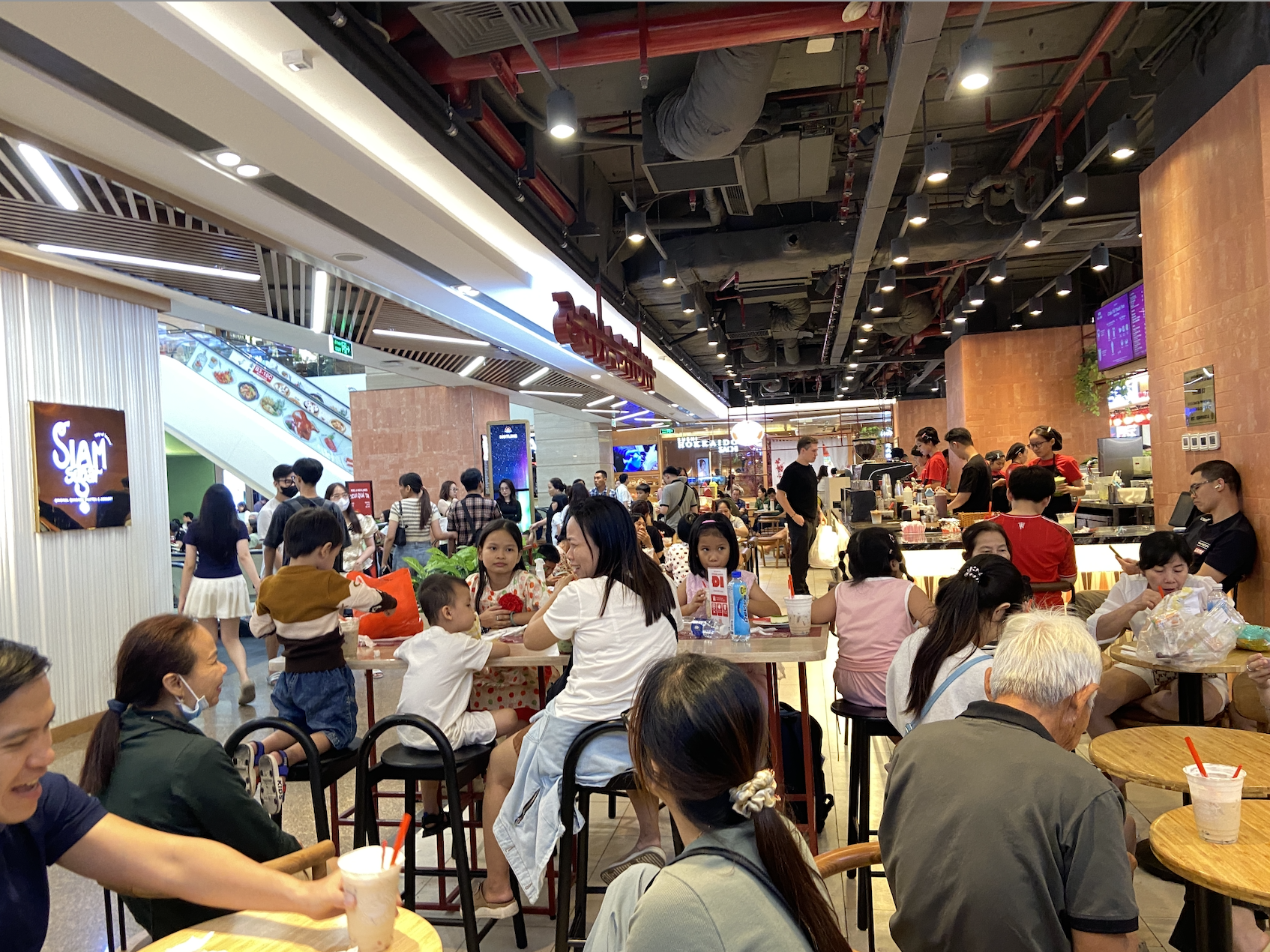 Choáng váng trước biển người đặc kịt tại TTTM ngày 1/1, muốn ăn uống phải đợi chờ gần cả tiếng- Ảnh 9. Choáng váng trước biển người đặc kịt tại TTTM ngày 1/1, muốn ăn uống phải đợi chờ gần cả tiếng- Ảnh 9.