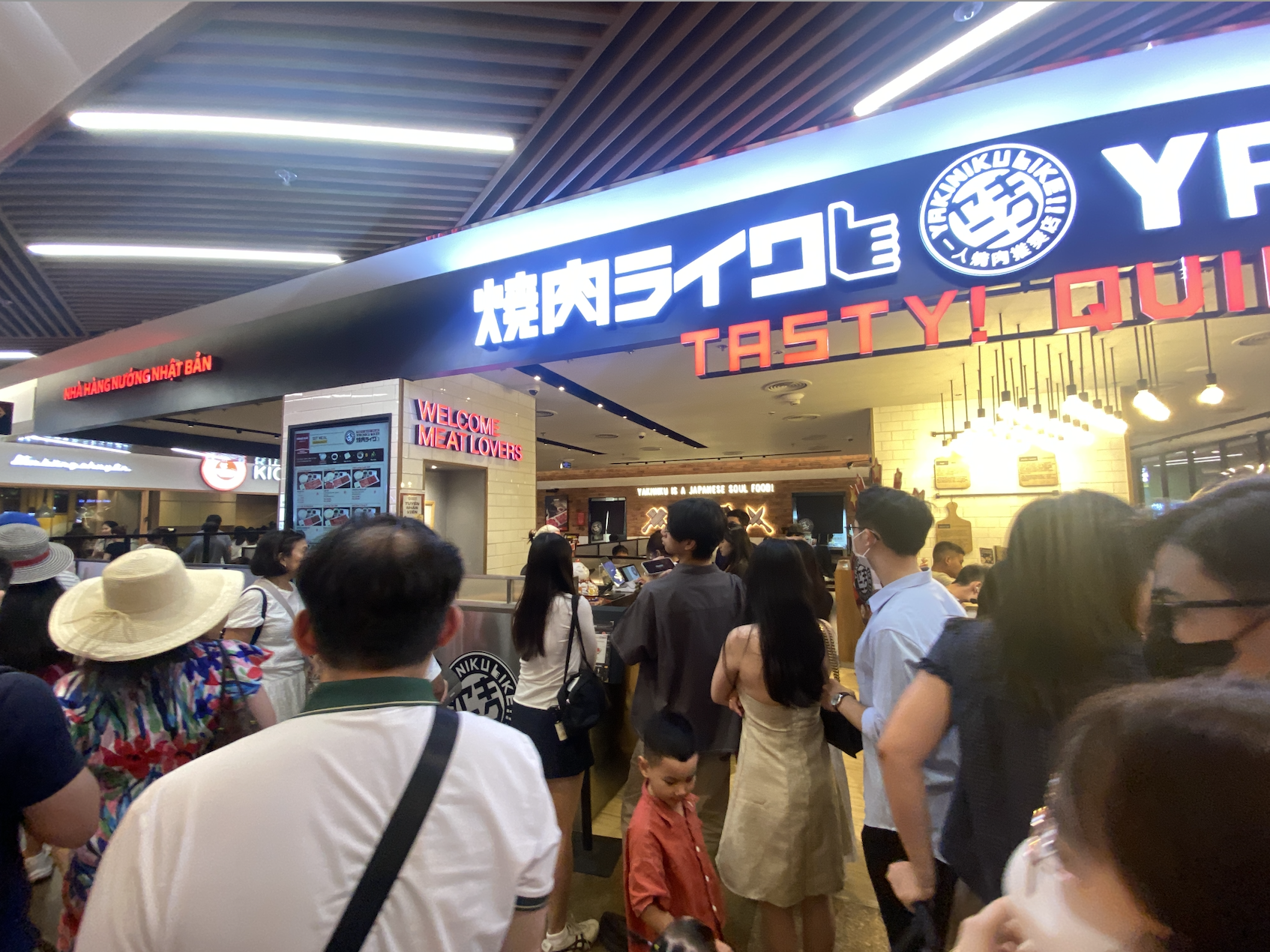 Choáng váng trước biển người đặc kịt tại TTTM ngày 1/1, muốn ăn uống phải đợi chờ gần cả tiếng- Ảnh 11. Choáng váng trước biển người đặc kịt tại TTTM ngày 1/1, muốn ăn uống phải đợi chờ gần cả tiếng- Ảnh 11.