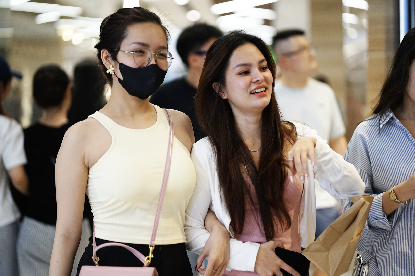 Choáng váng trước biển người đặc kịt tại TTTM ngày 1/1, muốn ăn uống phải đợi chờ gần cả tiếng- Ảnh 6. Choáng váng trước biển người đặc kịt tại TTTM ngày 1/1, muốn ăn uống phải đợi chờ gần cả tiếng- Ảnh 6.