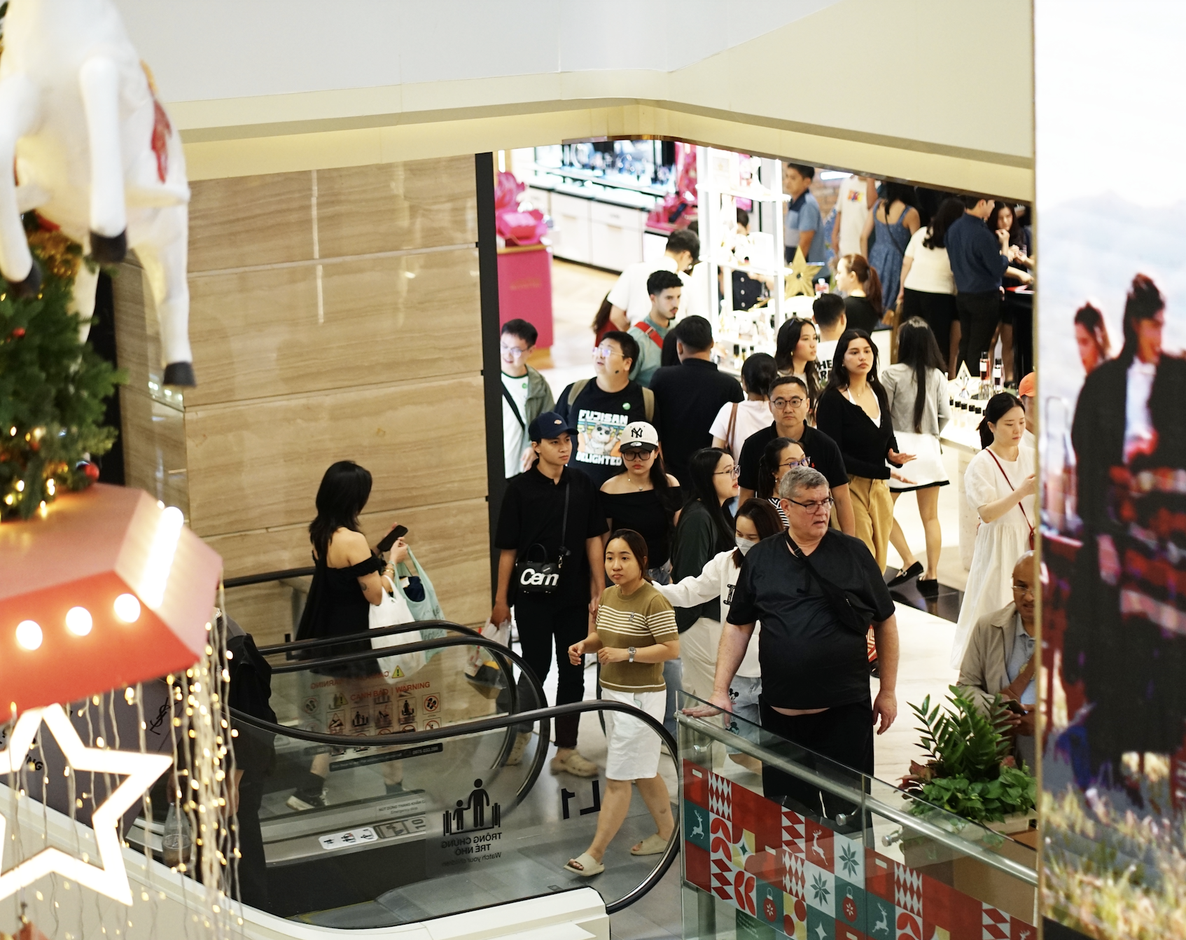 Choáng váng trước biển người đặc kịt tại TTTM ngày 1/1, muốn ăn uống phải đợi chờ gần cả tiếng- Ảnh 2. Choáng váng trước biển người đặc kịt tại TTTM ngày 1/1, muốn ăn uống phải đợi chờ gần cả tiếng- Ảnh 2.