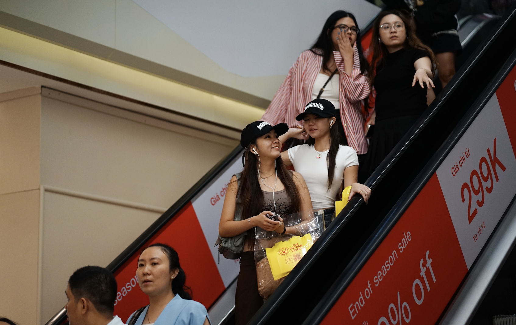 Choáng váng trước biển người đặc kịt tại TTTM ngày 1/1, muốn ăn uống phải đợi chờ gần cả tiếng- Ảnh 8. Choáng váng trước biển người đặc kịt tại TTTM ngày 1/1, muốn ăn uống phải đợi chờ gần cả tiếng- Ảnh 8.