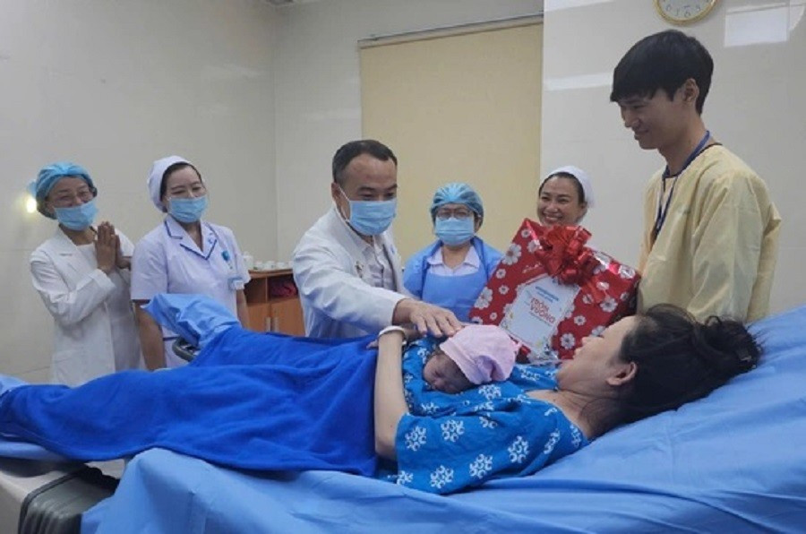 Những tiếng kh&oacute;c trong veo đ&ecirc;m giao thừa: M&ugrave;a xu&acirc;n bắt đầu từ ph&ograve;ng sinh- Ảnh 4.