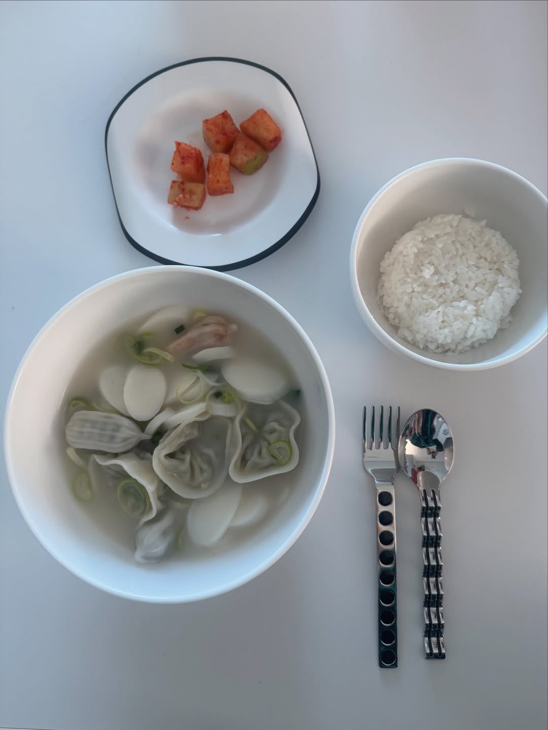 Ảnh phản chiếu l&agrave;m bại lộ buổi hẹn h&ograve; đ&oacute;n năm mới của cặp đ&ocirc;i hot nhất hiện tại- Ảnh 1.