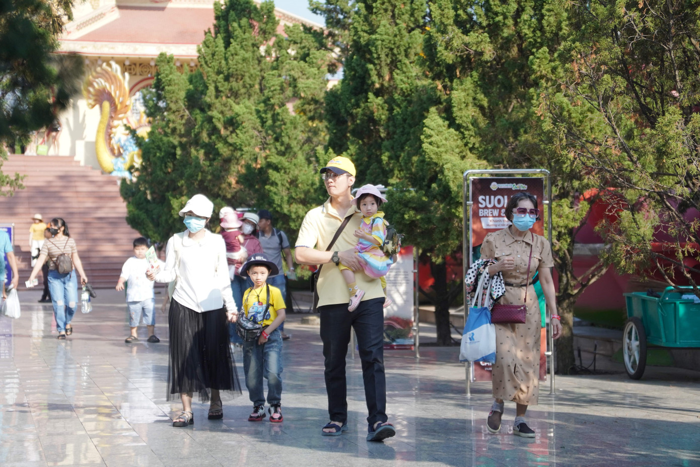 D&ograve;ng người đ&ocirc;ng nghịt đổ về Thảo Cầm Vi&ecirc;n, Suối Ti&ecirc;n ng&agrave;y đầu năm- Ảnh 9.