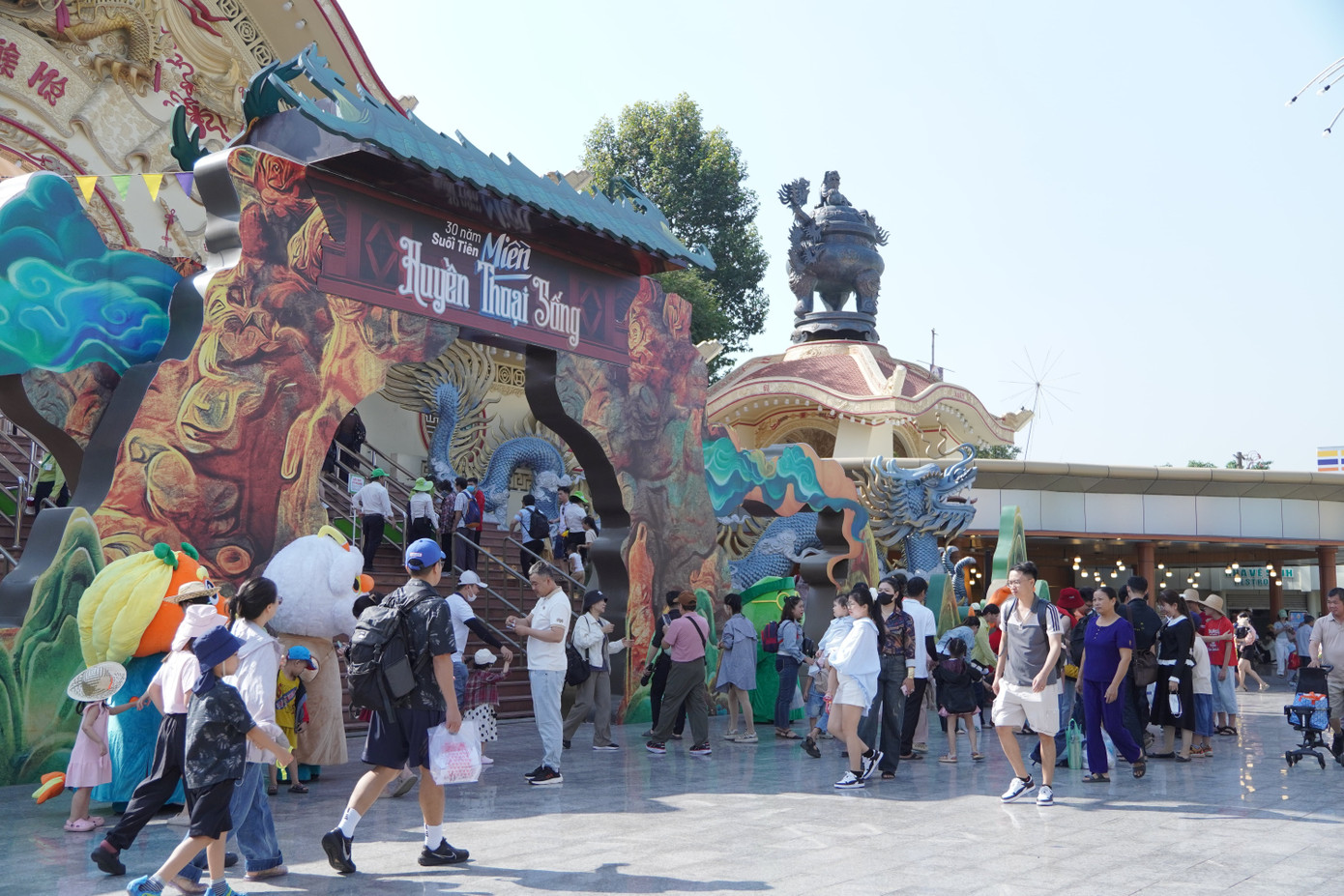 D&ograve;ng người đ&ocirc;ng nghịt đổ về Thảo Cầm Vi&ecirc;n, Suối Ti&ecirc;n ng&agrave;y đầu năm- Ảnh 11.