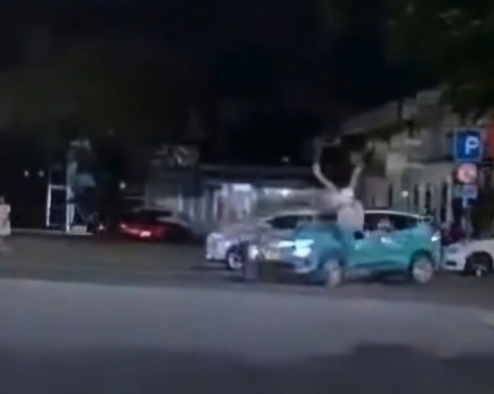 Hai thanh ni&ecirc;n lao xe m&aacute;y như t&ecirc;n bắn t&ocirc;ng thẳng v&agrave;o taxi- Ảnh 1.