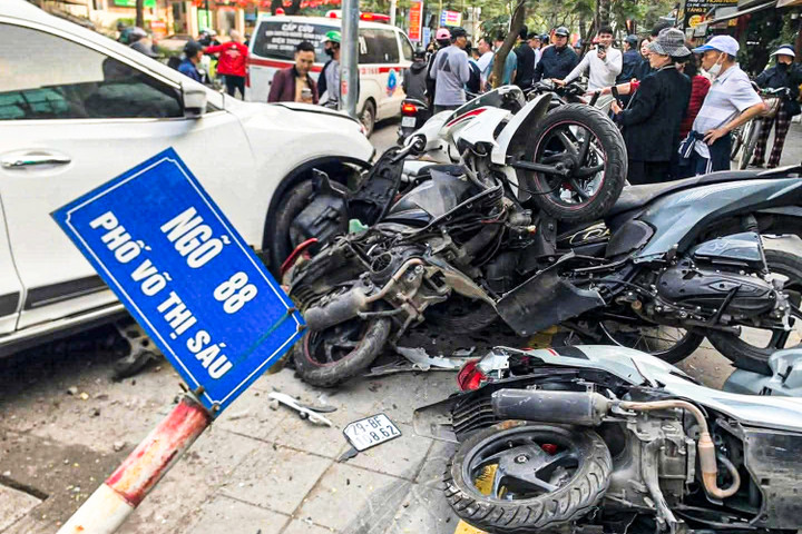 &Ocirc; t&ocirc; lao l&ecirc;n vỉa h&egrave;, h&agrave;ng loạt xe m&aacute;y bị đ&acirc;m hỏng- Ảnh 2.