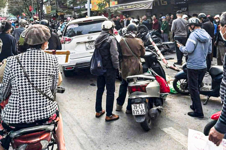 &Ocirc; t&ocirc; lao l&ecirc;n vỉa h&egrave;, h&agrave;ng loạt xe m&aacute;y bị đ&acirc;m hỏng- Ảnh 3.