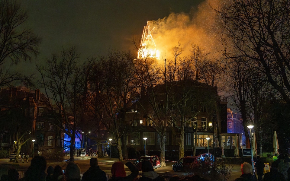 B&agrave;ng ho&agrave;ng cảnh lửa nuốt trọn nh&agrave; thờ cổ 153 năm tuổi tại Amsterdam đ&ecirc;m Giao thừa, th&aacute;p cao 50m đổ sập- Ảnh 6.