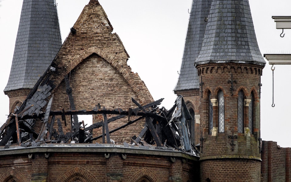 B&agrave;ng ho&agrave;ng cảnh lửa nuốt trọn nh&agrave; thờ cổ 153 năm tuổi tại Amsterdam đ&ecirc;m Giao thừa, th&aacute;p cao 50m đổ sập- Ảnh 5.