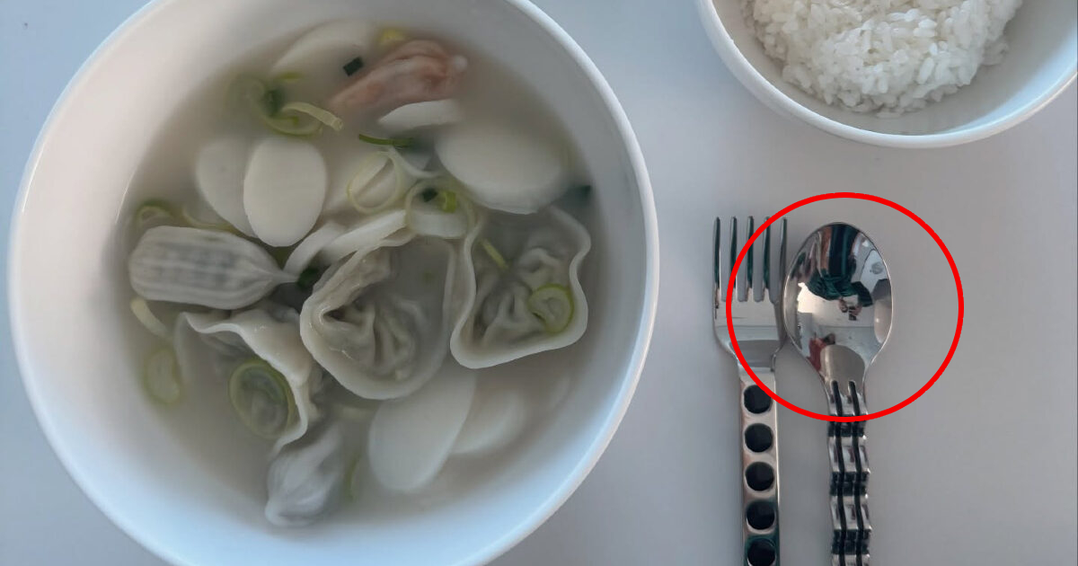 Ảnh phản chiếu l&agrave;m bại lộ buổi hẹn h&ograve; đ&oacute;n năm mới của cặp đ&ocirc;i hot nhất hiện tại- Ảnh 2.