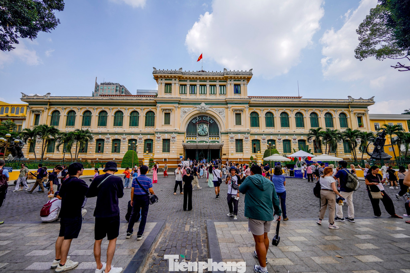 Giới trẻ TP HCM dạo phố s&aacute;ch, chụp h&igrave;nh check-in ng&agrave;y đầu năm- Ảnh 7.