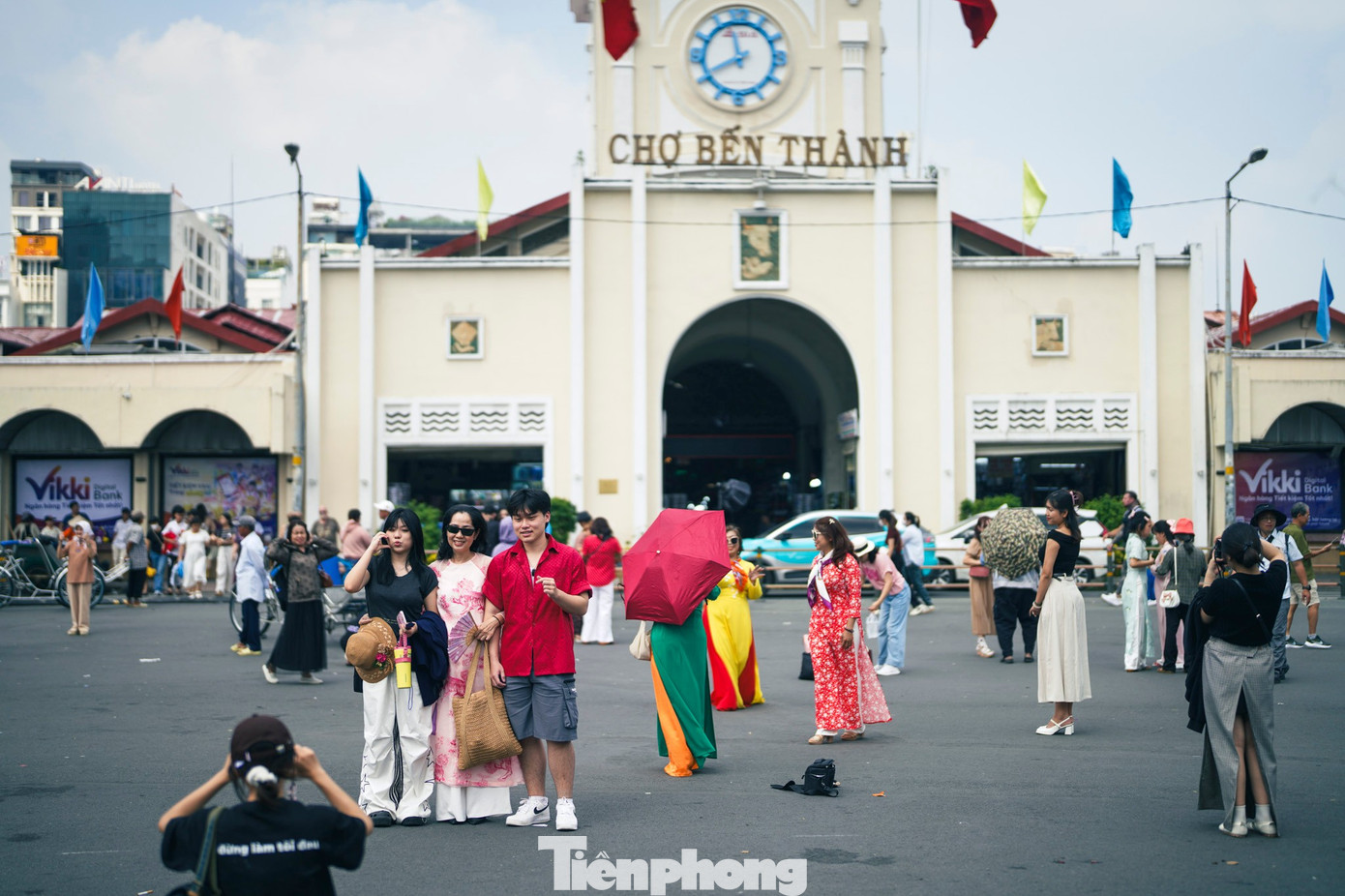 Giới trẻ TP HCM dạo phố s&aacute;ch, chụp h&igrave;nh check-in ng&agrave;y đầu năm- Ảnh 9.