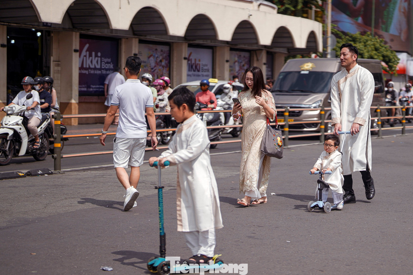 Giới trẻ TP HCM dạo phố s&aacute;ch, chụp h&igrave;nh check-in ng&agrave;y đầu năm- Ảnh 11.