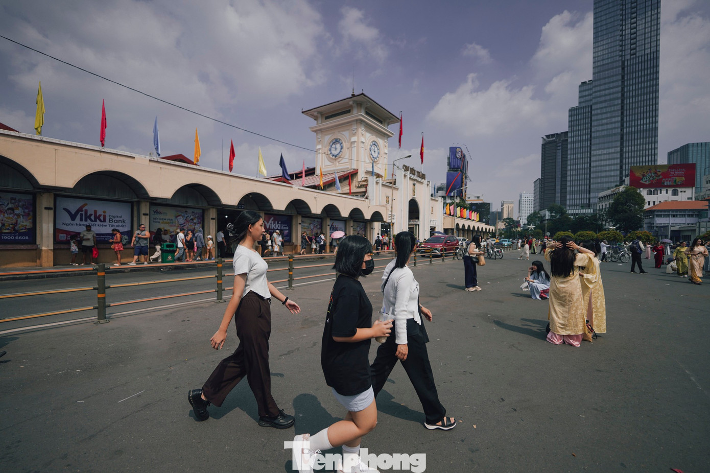 Giới trẻ TP HCM dạo phố s&aacute;ch, chụp h&igrave;nh check-in ng&agrave;y đầu năm- Ảnh 10.