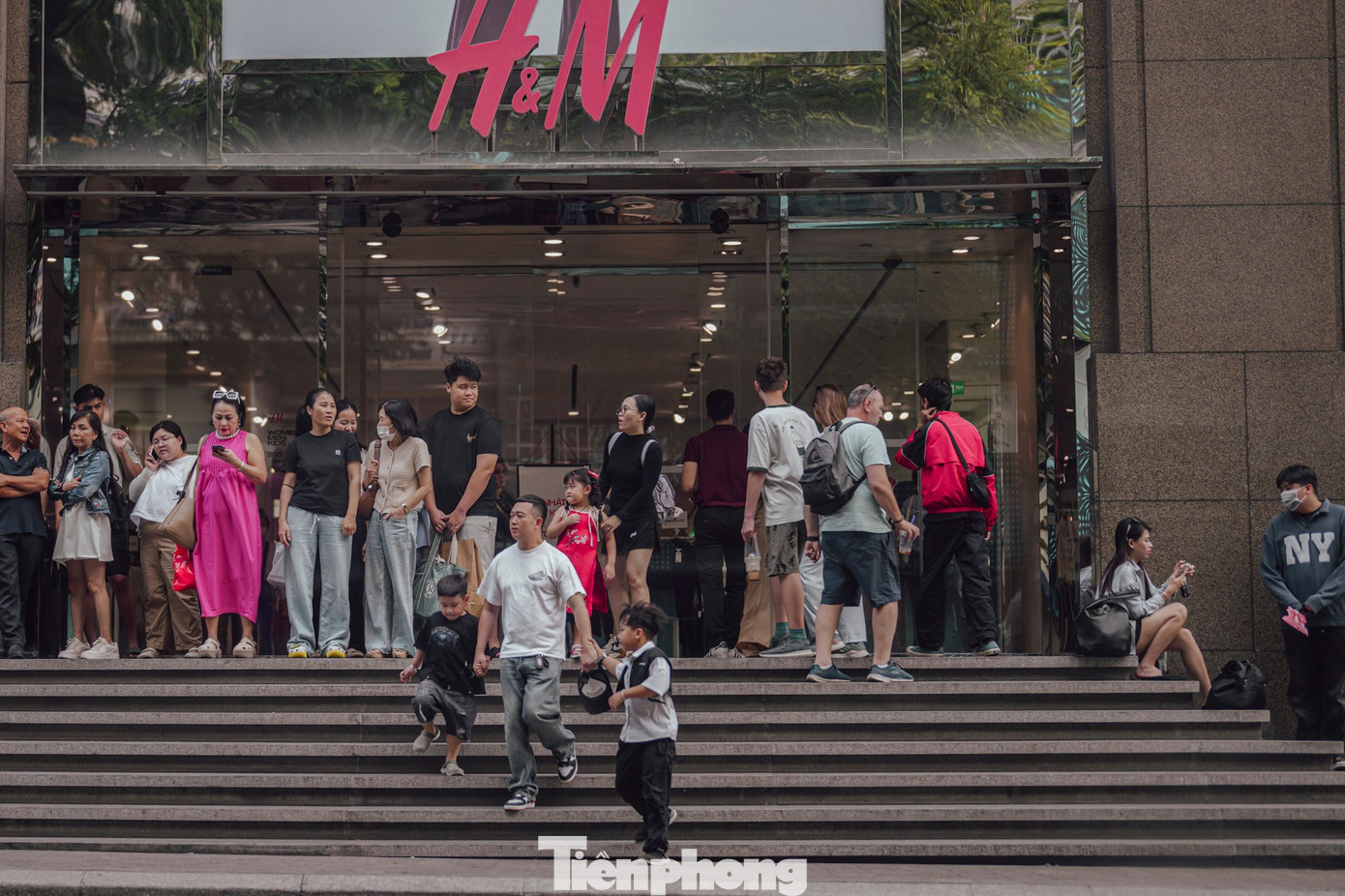 Giới trẻ TP HCM dạo phố s&aacute;ch, chụp h&igrave;nh check-in ng&agrave;y đầu năm- Ảnh 13.