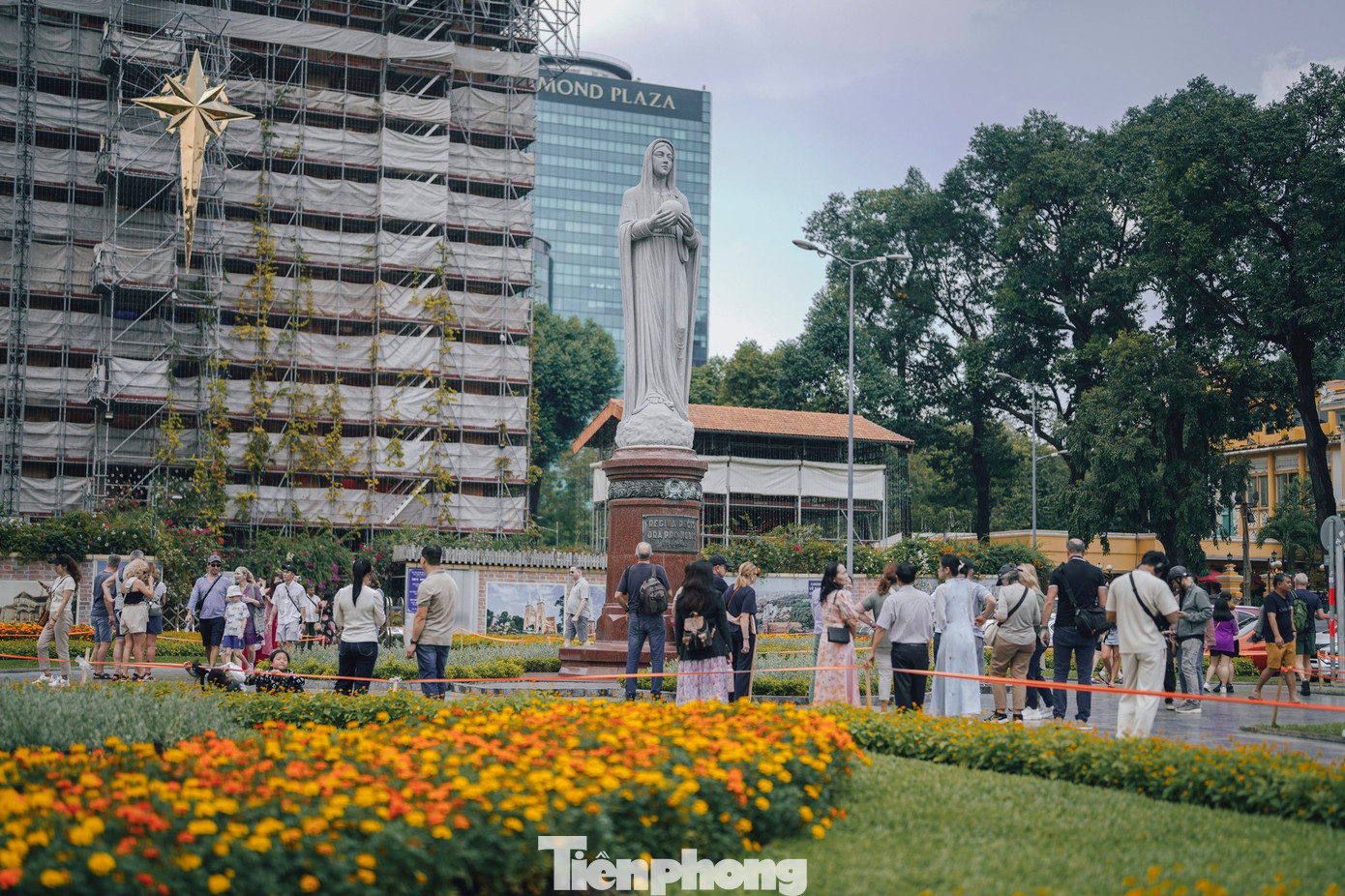 Giới trẻ TP HCM dạo phố s&aacute;ch, chụp h&igrave;nh check-in ng&agrave;y đầu năm- Ảnh 6.