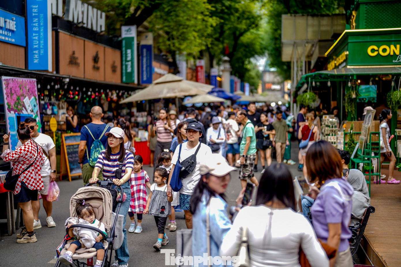 Giới trẻ TP HCM dạo phố s&aacute;ch, chụp h&igrave;nh check-in ng&agrave;y đầu năm- Ảnh 3.